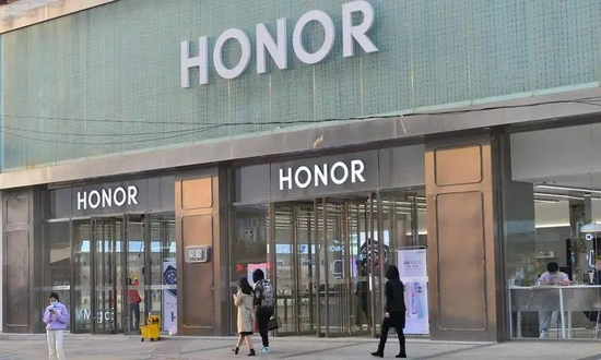 雖然已經(jīng)獨(dú)立,但很多消費(fèi)者還是會(huì)將榮耀與華為綁定。來(lái)源:視覺(jué)中國(guó)