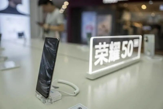 今年6月發(fā)布的榮耀50系列,在線下市場(chǎng)成為爆款。來(lái)源:視覺(jué)中國(guó)