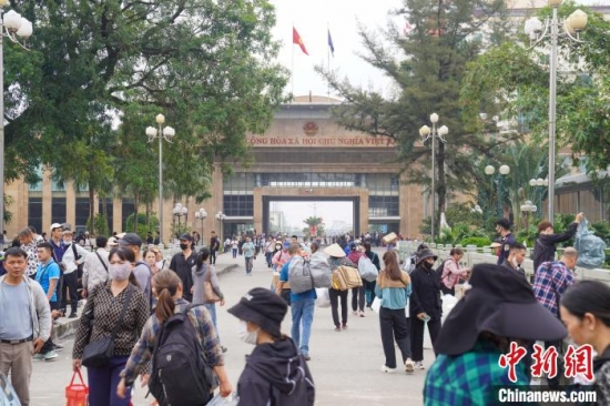 中越邊境越南一側熙熙攘攘。王以照 攝